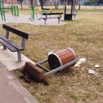VANDALISMO EN CAÑADA – Arrancaron cestos de basura de una plaza