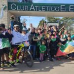 El Expreso recibió a Luis García y le entregó una réplica de la locomotora del club