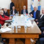 La provincia inició las negociaciones paritarias con los gremios estatales