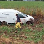 Perdió el control y terminó en la banquina