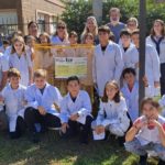 Se instaló un EcoCesto amarillo frente a la Escuela Cincuentenario