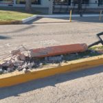 EN PLENO CENTRO – Dijo que quiso esquivar un perro y embistió una columna