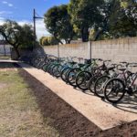 FAE LOS CARDOS – La comuna terminó el bicicletero de la escuela primaria