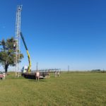 La comuna de Los Cardos baja, pinta y prepara las columnas de iluminación para la nueva cancha auxiliar del club Unión
