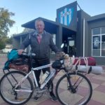 Tiene 68 años, está jubilado, anda en bicicleta y va a unir Junín con Formosa