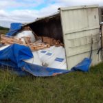 Quiso hacer una maniobra en la banquina y tumbó el acoplado
