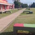 Cámaras municipales detectan a jóvenes moviendo bancos de cemento y cometiendo vandalismos en el paseo ecológico