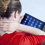 TIPS DEL CER PARA MALAS POSTURAS – Como trabajar el «Síndrome del celular»