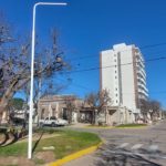 El Municipio ya coloca las nuevas columnas de alumbrado para calle San Lorenzo