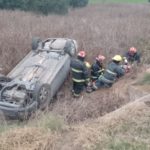 Un auto volcó cerca del cruce de Pellegrini