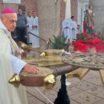 La imponente cruz de la iglesia fue bendecida