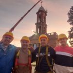 LOS OPERARIOS QUE INSTALARON LA CRUZ – «Sentimos que cumplimos con la ciudad y la gente»