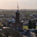 HISTORICO – Así subieron la cruz de la iglesia