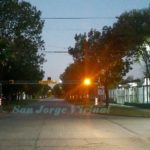 SAN JORGE – Un camión tumbó un arco limitador de altura