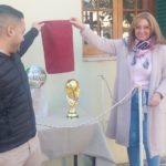 Con la réplica de la Copa del Mundo de Qatar, se presentó en Los Cardos, las muestras «Arte en pelotas» y «Campeones»