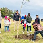 La comuna de Los Cardos plantó 20 lapachos en el futuro parque de la localidad