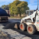 Intenso trabajo municipal de reparación de calles de la ciudad