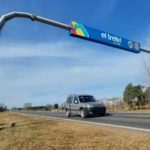 NUEVA BIENVENIDA – La Municipalidad coloca los arcos totalmente restaurados en Ruta 13