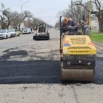 Intenso trabajo municipal de reparación de calles de la ciudad