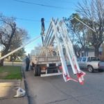 EL TREBOL SE ILUMINA – Ya se colocan las columnas para iluminar Seguí y Dorrego