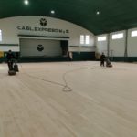 Comienzan a pulir el nuevo piso del gimnasio del «Verde»