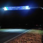 Iluminan los flamantes arcos de bienvenida a la ciudad