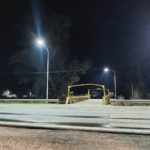 El acceso del puente amarillo ya luce iluminado