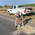 LAS ROSAS – Una empresa particular salió a tapar los pozos de la Ruta 178