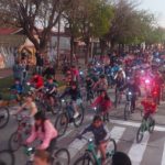 GRAN CARAVANA POR LA SEGURIDAD VIAL – Más de 500 ciclistas de todas las edades recorrieron la ciudad con sus flamantes luces en sus bicis