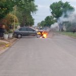 AUTO EN LLAMAS – Tomó fuego en el garage y logró sacarlo a la calle evitando un mal mayor