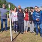 “BOSQUE DE LOS EGRESADOS” – La promo ’73 de la Escuela Media sumó un lapacho amarillo