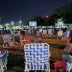 La primera noche del «Cine a la reposera bajo las estrellas» del año 2025 fue todo un éxito. Exitosa primera noche de «Cine a la reposera bajo las estrellas»