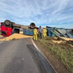 Tremendo vuelco de camión en Ruta 13 cerca de El Trébol