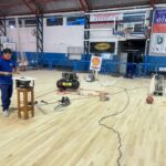 Trebolense lleva adelante trabajos de mantenimiento en el piso del gimnasio Edgar Degano
