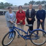 “La solidaridad se hace andando”: Nueva entrega de una bicicleta para acompañar trayectorias educativas